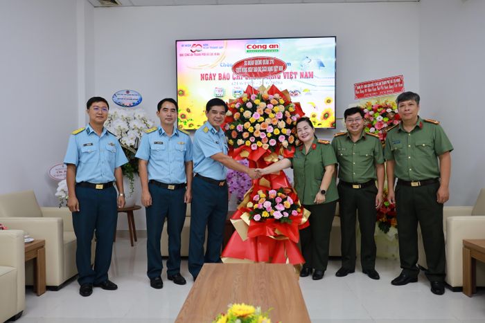 Đoàn công tác của Sư đoàn Không quân 370 tặng hoa chúc mừng