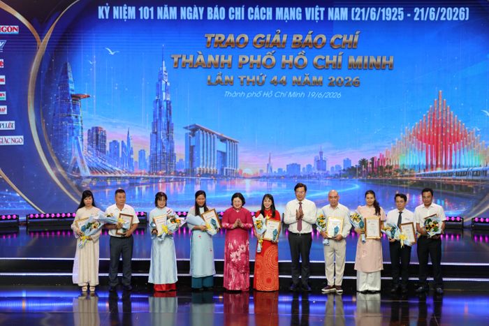 Lãnh đạo Thành ủy TPHCM tặng hoa chúc mừng