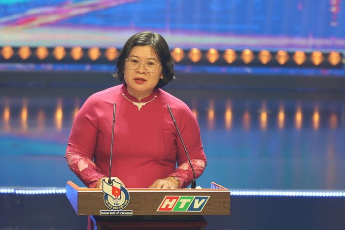 Phó Bí thư Thành ủy TPHCM Văn Thị Bạch Tuyết biểu dương và chúc mừng đội ngũ những người làm báo đã không ngừng nỗ lực, phấn đấu, cống hiến cho sự nghiệp báo chí cách mạng