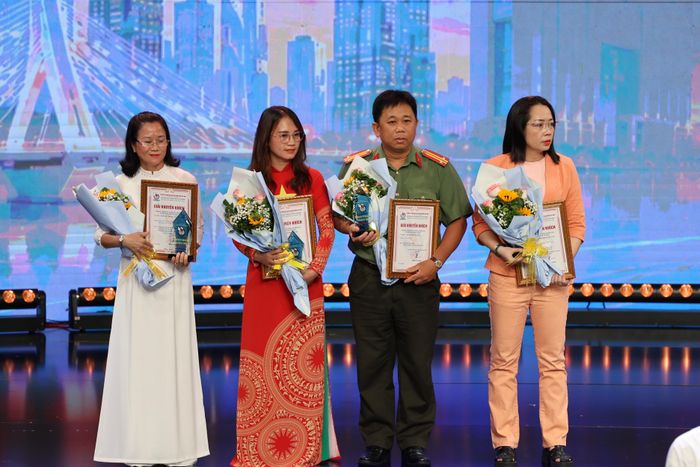 Trung tá Nguyễn Duy Trung, Trưởng Ban Phóng viên, Ban Chuyên đề Công an TPHCM cùng các tác giả nhận giải tại buổi lễ 