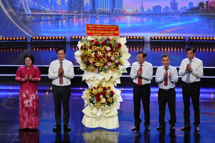 Thành ủy TPHCM trao tặng hoa chúc mừng nhân ngày Báo chí Cách mạng Việt Nam 