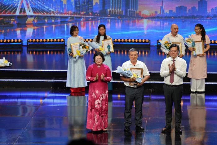 Tác phẩm "Chuyện bi hài của những tổ chức phản động" của nhóm tác giả Lại Văn Long - Phan Ngọc Dũng đoạt giải 3 thể loại Xây dựng Đảng. 
