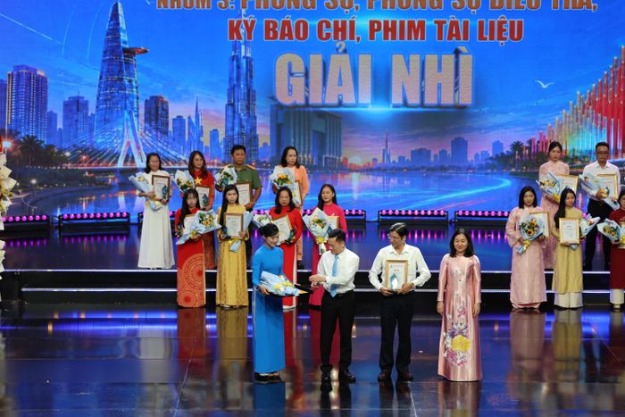 Tác phẩm "Quảng cáo... "trên trời" - trò lố bịch cần lên án" do nhóm tác giả Nguyễn Duy Trung, Võ Văn Cương và Phan Văn Chính đoạt giải Nhì thể loại phóng sự, điều tra