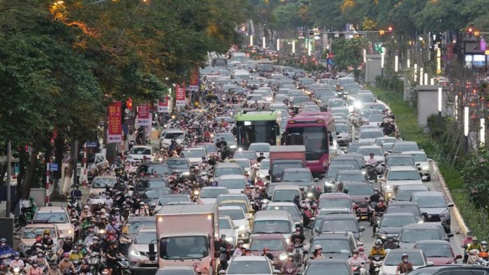 Hà Nội từng bước siết hoạt động xe chạy nhiên liệu hóa thạch