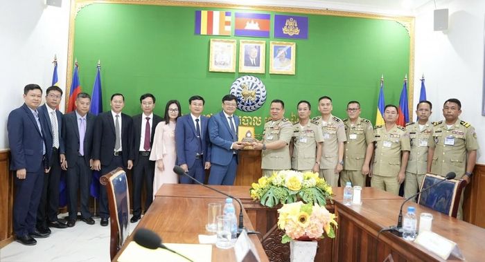 Đoàn công tác Công an thành phố Huế và Công an tỉnh Xiêm Riệp chụp ảnh lưu niệm