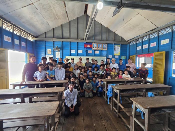 Tại khu vực Biển Hồ (Vương quốc Campuchia), Đoàn công tác đã đến thăm, động viên và trao quà cho các em học sinh là con em người Việt Nam