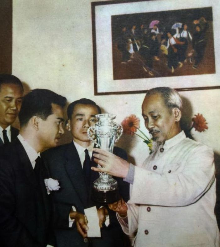 Bác Hồ đến thăm bảo tàng báo ảnh Viêt Nam (ảnh tư liệu)