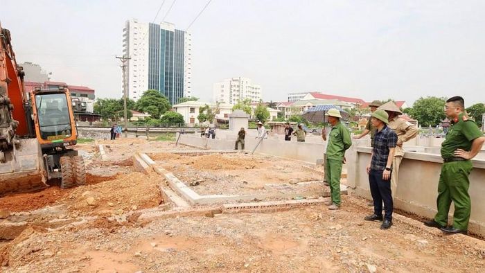 Xử lý vi phạm tại nghĩa trang nhân dân Nam Trung đã thể hiện tinh thần thượng tôn pháp luật và sự quyết liệt của chính quyền phường Vàng Danh. Ảnh: Mai Hương