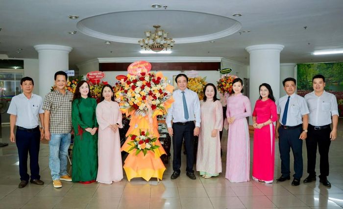 Chủ tịch UBND Tp. Huế đã đến thăm, chúc mừng tập thể cán bộ, phóng viên, biên tập viên, kỹ thuật viên và người lao động tại Trung tâm Truyền hình Việt Nam khu vực miền Trung – Tây Nguyên (VTV8)