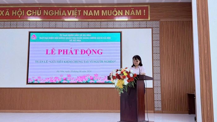 Bà Lê Thị Xuân Trang - GĐ NHCSXH Đại Lộc phát biểu tại buổi lễ