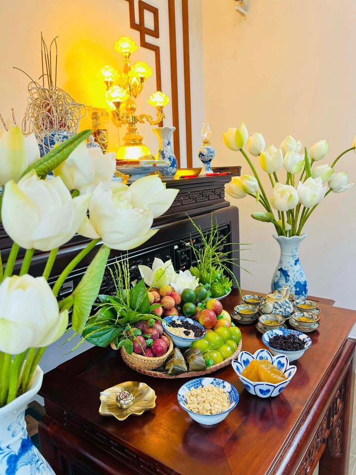 Mâm lễ cúng Tết Đoan ngọ đầy đủ, đẹp mắt. (Ảnh: Hồng Thúy)