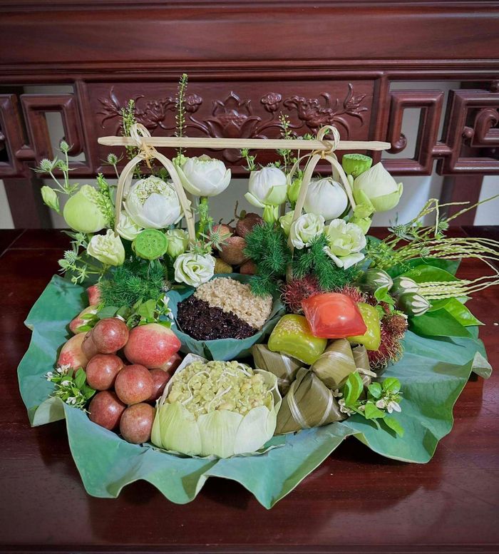 Mâm cỗ cúng Tết Đoan ngọ gồm các loại trái cây như vải, mận, rượu nếp, bánh gio... 