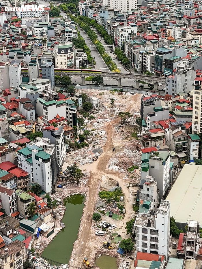 Tuyến đường đi qua nhiều khu vực của Hà Nội và được chia thành 13 đoạn đầu tư.