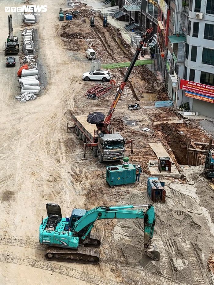 Tại khu vực khu đô thị mới Dịch Vọng, không khí thi công diễn ra sôi động với nhiều phương tiện cơ giới hoạt động liên tục. 