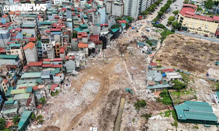 Ở khu vực kết nối với đường Dương Đình Nghệ, công tác giải phóng mặt bằng hiện cũng đang được hoàn thiện những phần việc cuối cùng. 
