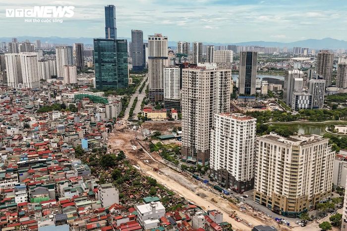 Theo ghi nhận của PV Báo Điện tử VTC News, đoạn từ đường Cầu Giấy đến khu đô thị mới Dịch Vọng dài khoảng 420 m đã cơ bản hoàn tất công tác giải phóng mặt bằng. Trên phần diện tích đã được bàn giao, các đơn vị thi công đang triển khai nhiều hạng mục nhằm sớm hoàn thiện tuyến đường theo kế hoạch.