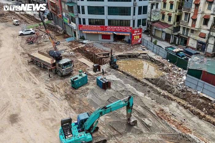 Tại công trường, các đơn vị thi công đang tập trung thực hiện công tác đắp nền, trải đá và lu lèn mặt đường. Hệ thống hạ tầng kỹ thuật cũng được triển khai song song để bảo đảm tiến độ chung của dự án.