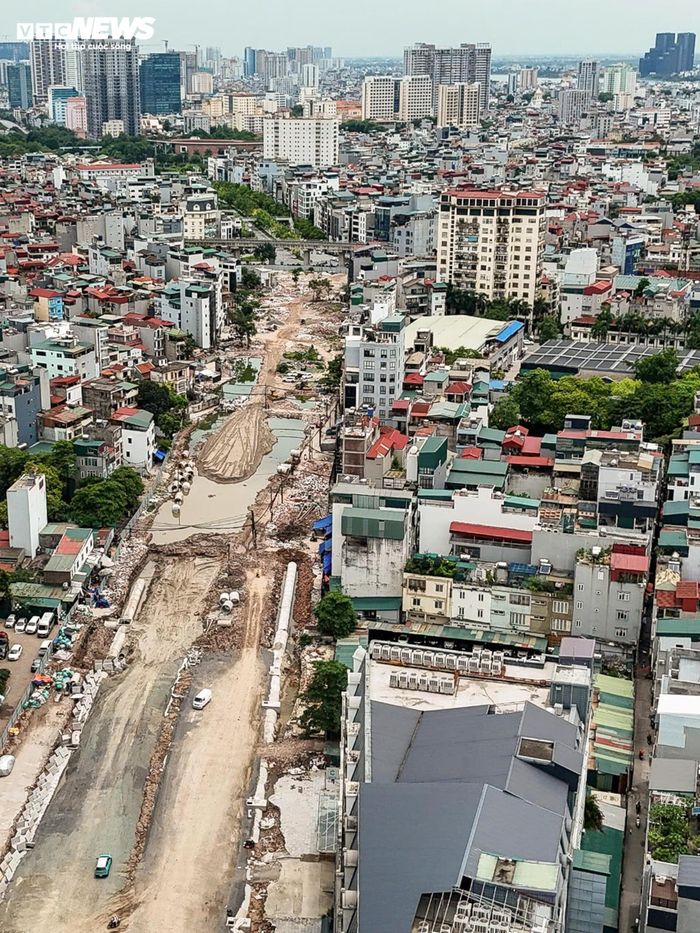 Trong khi đó, đoạn từ khu đô thị mới Dịch Vọng đến đường Dương Đình Nghệ dài khoảng 710 m được triển khai theo lệnh công trình khẩn cấp của UBND TP Hà Nội. 