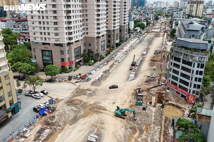 Sau gần 3 tháng kể từ khi triển khai thi công, tuyến đường dần hiện rõ hình hài. Nhiều đoạn nền đường được hình thành, mặt bằng thi công được mở rộng, tạo điều kiện thuận lợi cho việc triển khai các hạng mục tiếp theo.