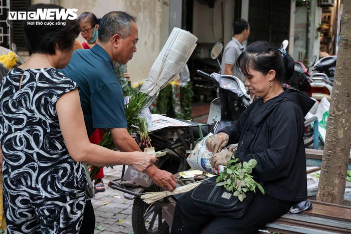 Cùng với các lễ vật truyền thống, thị trường hoa tươi cũng trở nên sôi động trong ngày Tết Đoan ngọ. Hoa sen Hồ Tây, hoa cúc, hoa hồng...được người dân lựa chọn để dâng lên ban thờ. Giá sen hiện ở mức 120.000 - 150.000 đồng/bó, còn hoa cúc loại đẹp khoảng 70.000 đồng cho 10 bông.