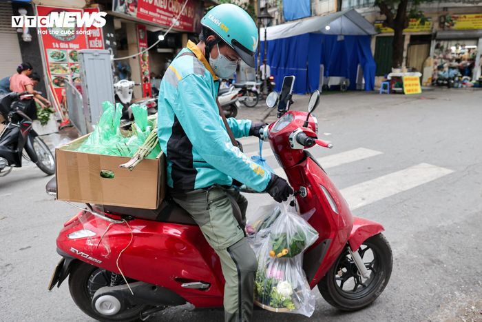 Sau khi hoàn thiện, các mâm lễ được đóng gói cẩn thận và chuyển tới khách hàng thông qua đội ngũ shipper.