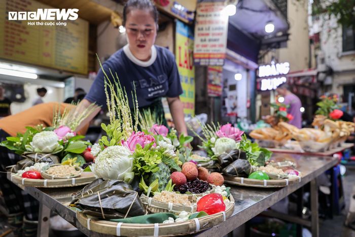 Năm nay, các mâm lễ được chuẩn bị sẵn với đầy đủ trái cây, cơm rượu nếp, bánh gio, bánh xu xuê cùng nhiều lễ vật truyền thống khác cũng thu hút đông đảo khách hàng. Giá mỗi mâm dao động từ 150.000 - 350.000 đồng.