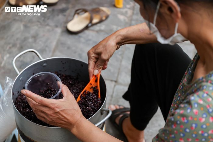 Tại nhiều quầy hàng, khách mua liên tục khiến người bán gần như không có thời gian nghỉ tay. Bà Hợi, một tiểu thương tại chợ Hàng Bè cho biết: “Năm nay gia đình tôi chuẩn bị hơn một tạ cơm rượu nếp để bán dịp Tết Đoan ngọ. Dù nhiều như thế nhưng dự kiến chỉ trong buổi sáng sẽ bán hết, mới đầu ngày mà đã rất đông khách mua”.