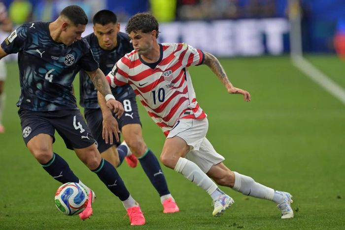 Christian Pulisic (phải) tập luyện riêng cho chấn thương bắp chân trái. (Ảnh: AP)