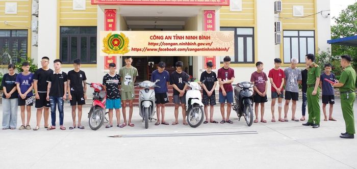 Nhóm thanh thiếu niên bị triệu tập để làm rõ hành vi gây rối trật tự công cộng. (Ảnh: Công an Ninh Bình)