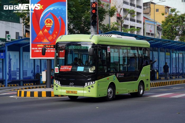Theo ông Lâm, dự kiến TP.HCM miễn phí toàn bộ xe buýt nội tỉnh từ cuối năm, hoàn tất chuyển đổi xe buýt điện vào đầu 2027. (Ảnh: Lương Ý)