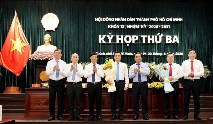 Lãnh đạo HĐND, UBND TP.HCM tặng hoa cho ông Bùi Xuân Cường. 
