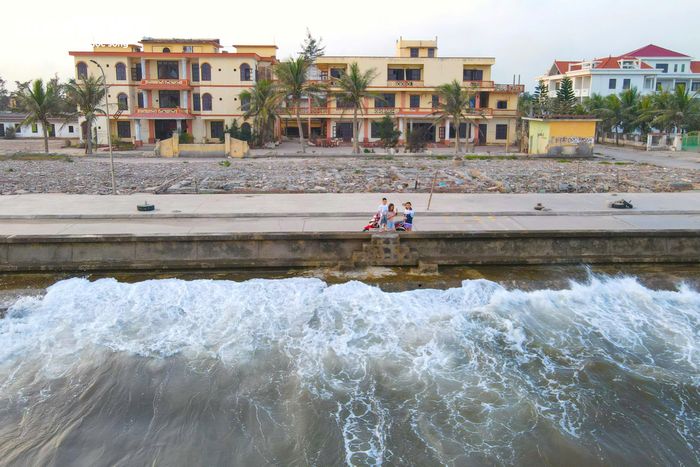 Biển Quất Lâm dài khoảng 3,5 km, hoạt động du lịch từ hơn 30 năm trước, từng là điểm nghỉ dưỡng biển quen thuộc của nhiều du khách khu vực phía Bắc. Tuy nhiên, trong nhiều năm, Quất Lâm xuất hiện nhiều dịch vụ biến tướng, ảnh hưởng đến hình ảnh điểm đến.