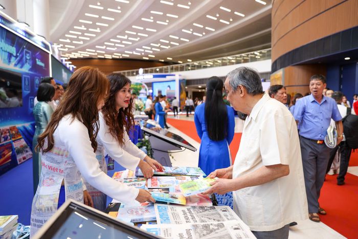 Các đại biểu tham quan các sản phẩm của các cơ quan báo chí tham gia Hội báo toàn quốc năm 2026.