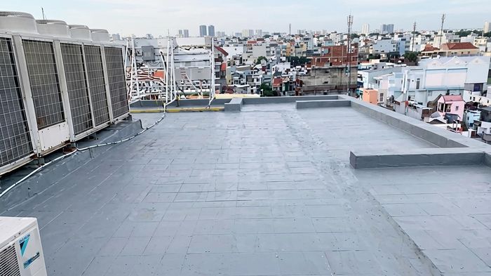 Mái nhà và sân thượng là khu vực cần chống thấm kỹ lưỡng. (Ảnh: AI)