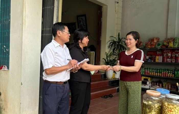 Người dân thôn Vài ủng hộ Quỹ “Vì biển, đảo Việt Nam và Quỹ “Bảo trợ trẻ em” năm 2026. Ảnh: VB