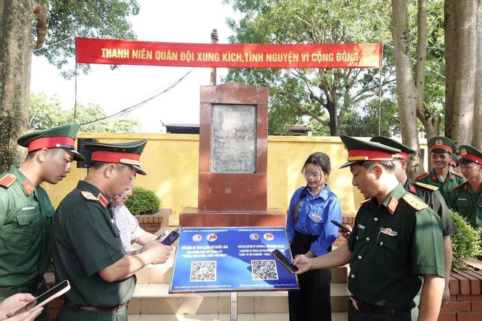 Sơn Tây triển khai số hóa Di tích lịch sử quốc gia địa điểm Bác Hồ trao cờ “Trung với nước, hiếu với dân” tại Bến xe Sơn Tây. (Ảnh: Đ.L)