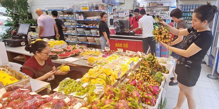 Người tiêu dùng mua hoa quả cúng Tết Đoan Ngọ tại cửa hàng tự chọn Kim Liên. Ảnh: Hoài Nam