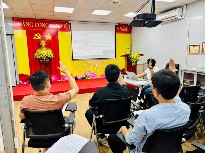 Buổi họp chi bộ thường kỳ của Chi bộ Công ty TNHH Tousei Engineering Việt Nam. Ảnh: NV