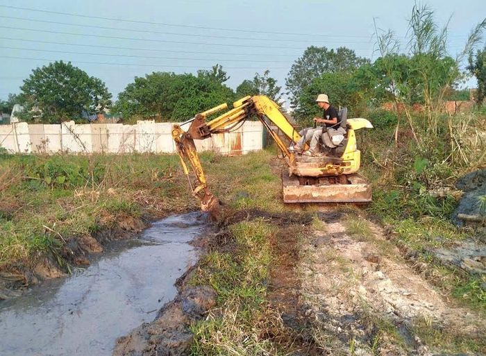 HTX La Phù nạo vét khơi thông kênh mương, giúp chủ động trong công tác tưới tiêu nội đồng. Ảnh: Nguyễn Hưng