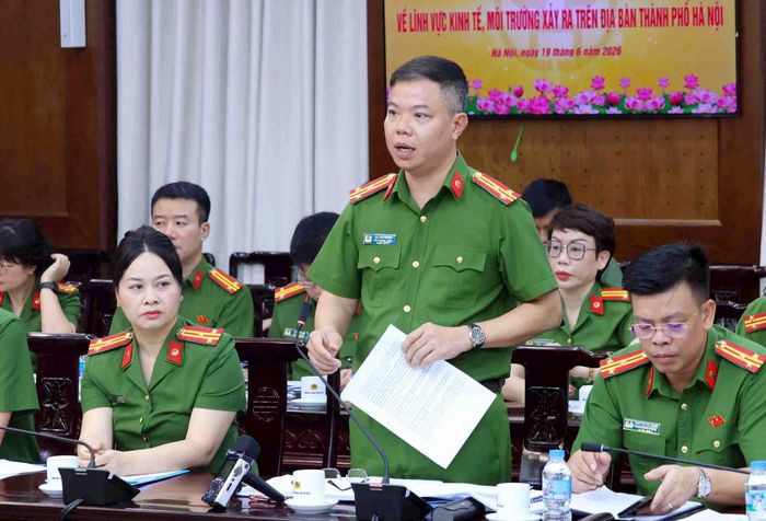 Thượng tá Đỗ Thế Thắng, Phó trưởng phòng cơ quan cảnh sát điều tra về kinh tế, chức vụ và môi trường trả lời câu hỏi của các cơ quan báo chí. Ảnh: Trung Kiên - TTXVN