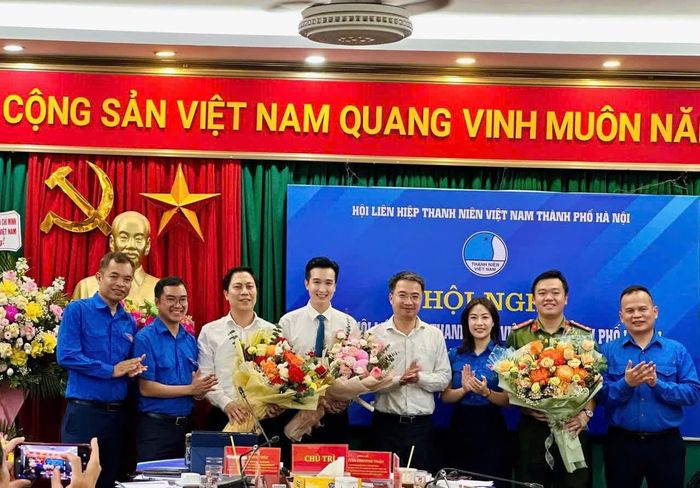 Bí thư Trung ương Đoàn, Chủ tịch Ủy ban Trung ương Hội Liên hiệp thanh niên Việt Nam Nguyễn Tường Lâm tặng hoa chúc mừng tân Chủ tịch và các tân Phó Chủ tịch Hội Liên hiệp thanh niên Việt Nam thành phố Hà Nội. Ảnh: PV