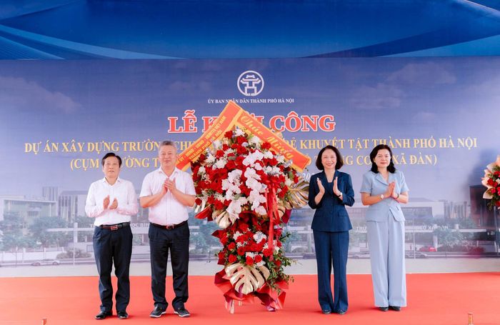 Phó Chủ tịch UBND thành phố Hà Nội Vũ Thu Hà tặng hoa chúc mừng. Ảnh: CTV