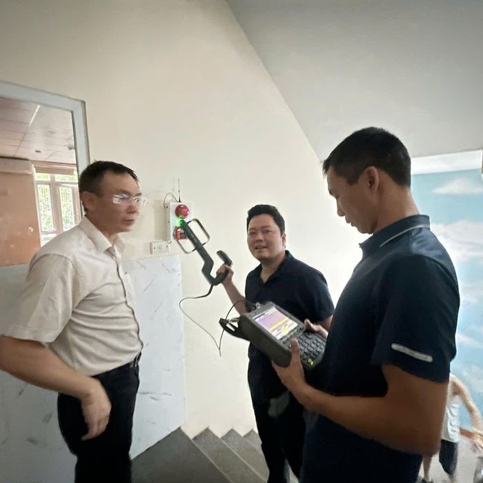 Đội ngũ kỹ thuật Trung tâm Tần số vô tuyến điện khu vực I đến hiện trường xử lý can nhiễu. Ảnh: Cục Tần số vô tuyến điện