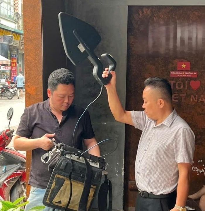 Đội ngũ kỹ thuật của Trung tâm Tần số vô tuyến điện khu vực I xử lý can nhiễu tại Mễ Trì Thượng. Ảnh: CTS