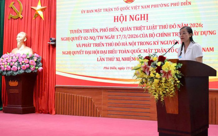 Chủ tịch Ủy ban MTTQ Việt Nam phường Phú Diễn Trần Thị Hồng Hạnh trực tiếp làm báo cáo viên tại hội nghị. Ảnh: QA