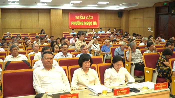 Cử tri nêu kiến nghị. Ảnh: Duy Anh