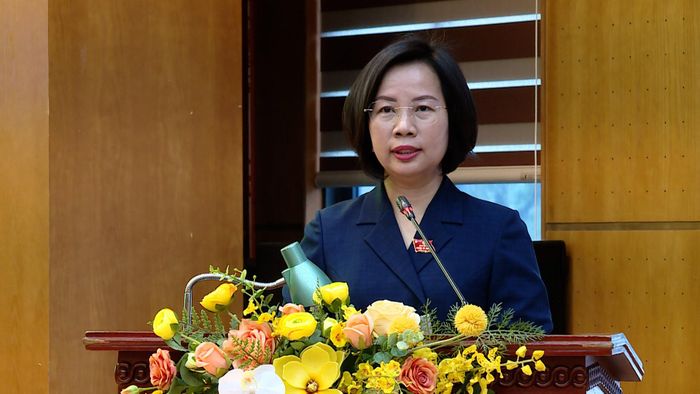 Chủ tịch Ủy ban MTTQ Việt Nam thành phố Hà Nội Bùi Huyền Mai thông báo về nội dung, thời gian kỳ họp. Ảnh: Duy Anh