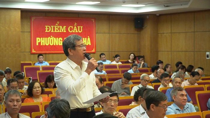 Cử tri nêu kiến nghị. Ảnh: Duy Anh