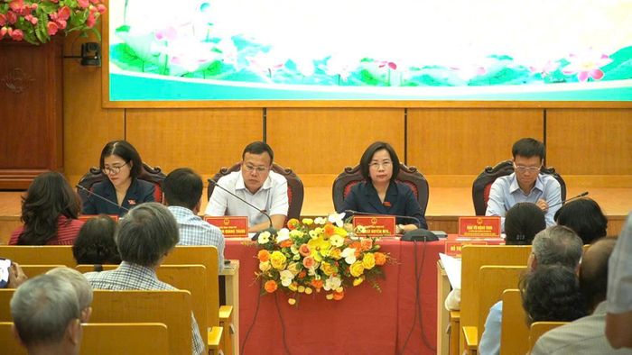 Các đại biểu HĐND thành phố Hà Nội khóa XVII - Đơn vị bầu cử số 2 tiếp xúc cử tri. Ảnh: Duy Anh