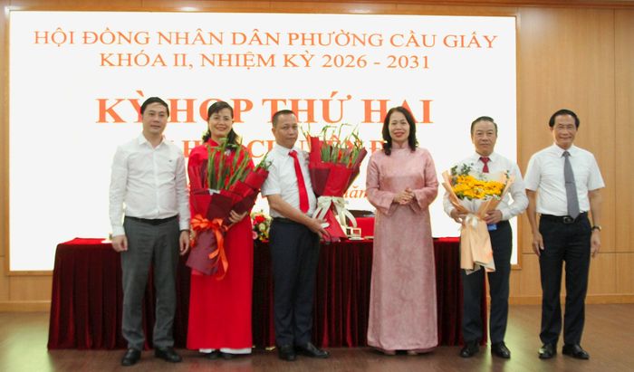 Lãnh đạo HĐND phường Cầu Giấy tặng hoa chúc mừng các đồng chí được giao nhiệm vụ mới. Ảnh: Vân Nhi